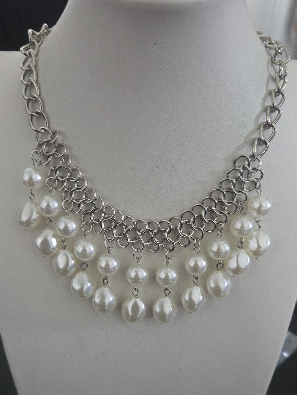 Paparazzi Fifth Avenue Fleek White Necklace NWT